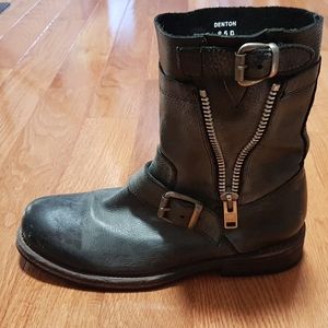 Steve Madden, Denton motto boots